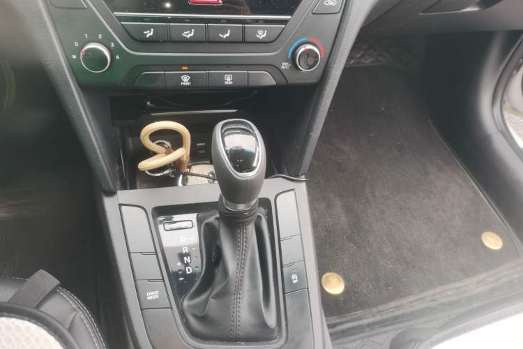 Used Hyundai Elantra (6th Generation / Lingdong) 2018 1.4T Dual-Clutch Xuan Dong · Dynamic Edition Gear Lever