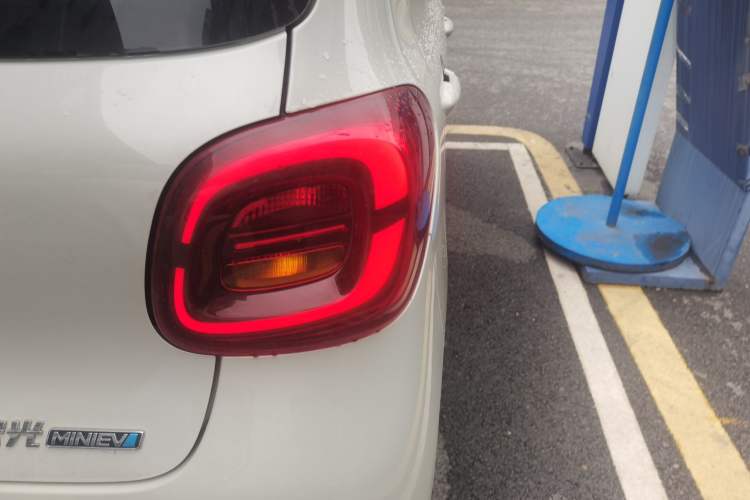 Used Wuling Hongguang MINIEV 2025 Four-Door Version Advanced Edition Right Rear Taillight