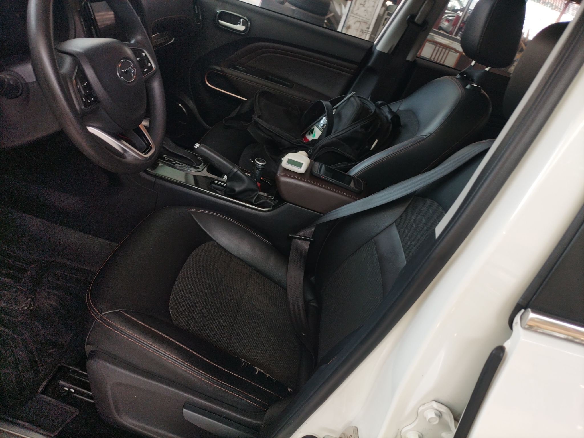 Переднее сиденье в автомобиле