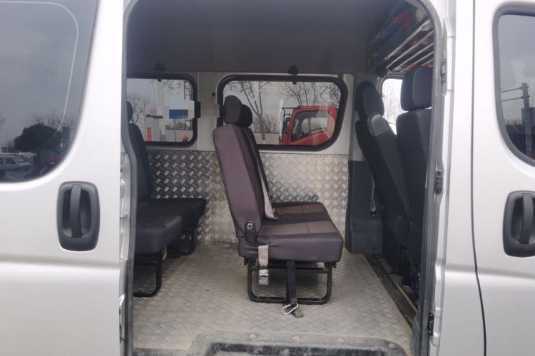 Used Dongfeng Yufeng 2023 V9+ 2.0T Manual Front-Wheel-Drive Multi-Function Mid-Roof Van with 7/8/9 Seats
