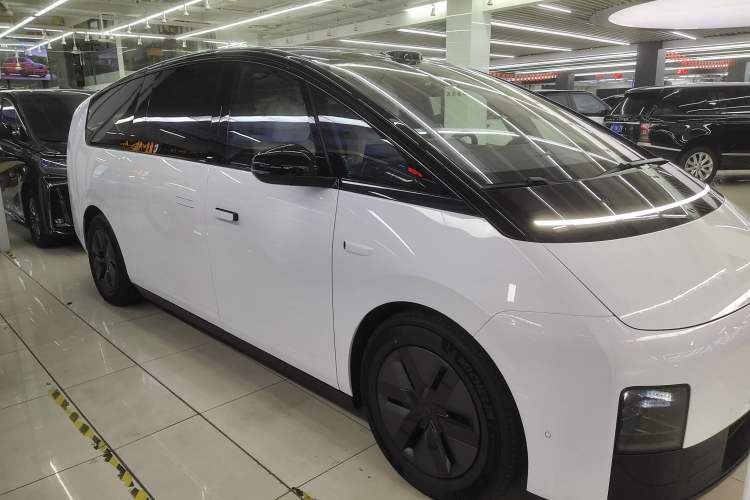 Used Li Auto MEGA 2025 Home Family Special Edition Front Right 45 Deg