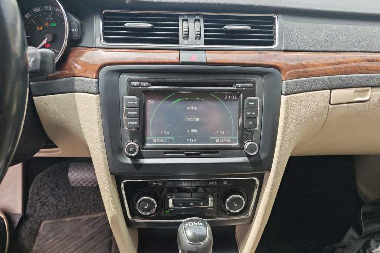 Used Skoda Superb 2013 2.0 TSI DSG Luxury Edition Audio And AC Panel