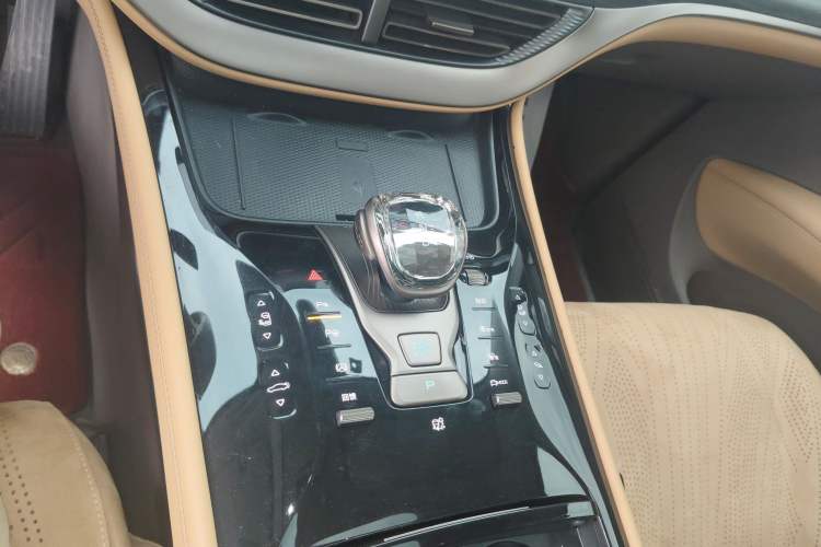 Used Denza D9 2022 EV 600 Four-Wheel Drive Flagship Model
