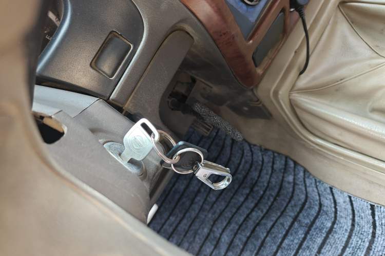 Used Nissan ZN Van 2013 2.4L Two-Wheel Drive Standard Model with 5 Seats
