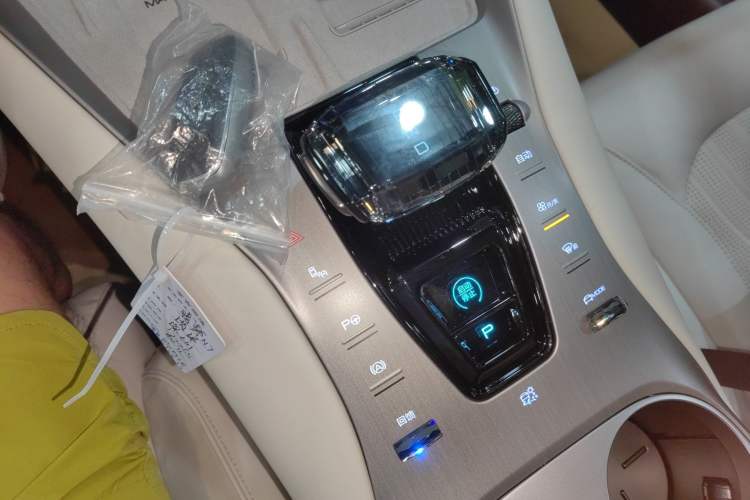 Used Denza N7 2025 702 Intelligent Driving Dual-Laser Luxury Edition Gear Lever