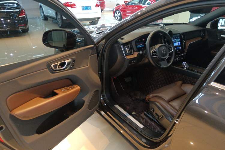 Used Volvo XC60 New Energy 2023 T8 Plug-in Hybrid Long-Range All-Wheel Drive Smart Luxury Edition
