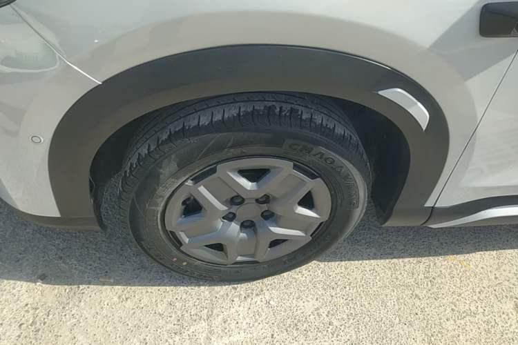 Used BYD Yuan UP 2025 Intelligent Driving Version 401 KM Dynamic Edition Exterior 2