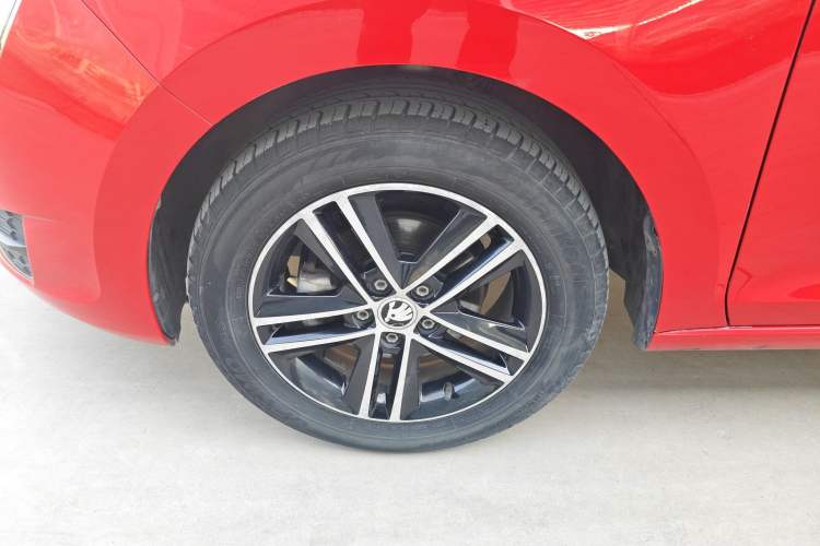 Used Skoda Rapid Spaceback 2014 1.6L Automatic Enjoyment Edition Left Front Wheel Hub