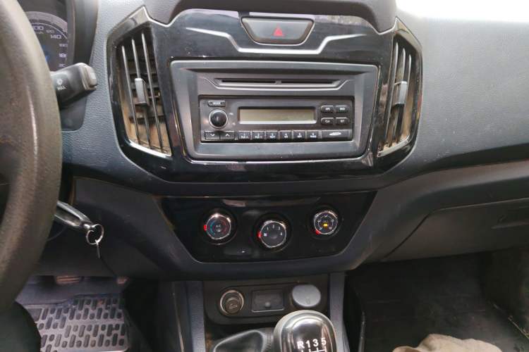 Used Isuzu JLM 2018 2.5T Two-Wheel Drive Diesel Luxury Version with Extended Cargo Bed JE4D25Q5A Audio And AC Panel