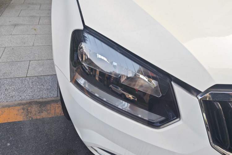 Used Skoda Yeti 2016 1.6L Manual Front-Wheel-Drive Version Right Front Headlight