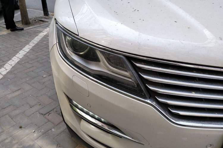 Used Lincoln MKC 2014 2.0T Four-Wheel Drive Luxury Edition Right Front Headlight