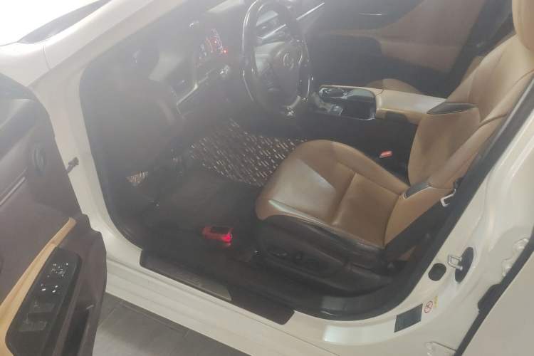 Used Lexus ES 2020 300h Premier Edition