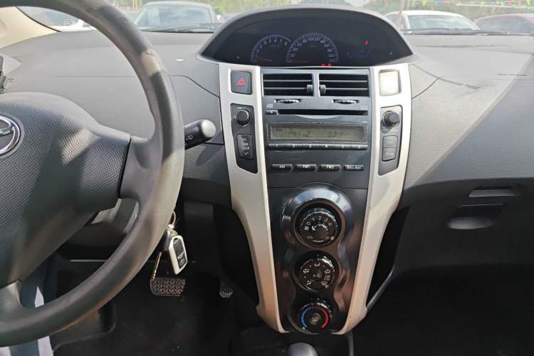 Used Toyota Yaris 2011 1.6E Automatic Charm Edition Audio And AC Panel