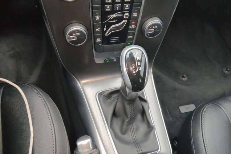 Used Volvo V40 2016 T3 Zhiyi Edition