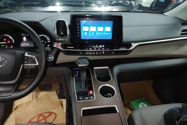 Used Toyota SIENNA 2023 2.5L Hybrid Luxury Edition Audio And AC Panel