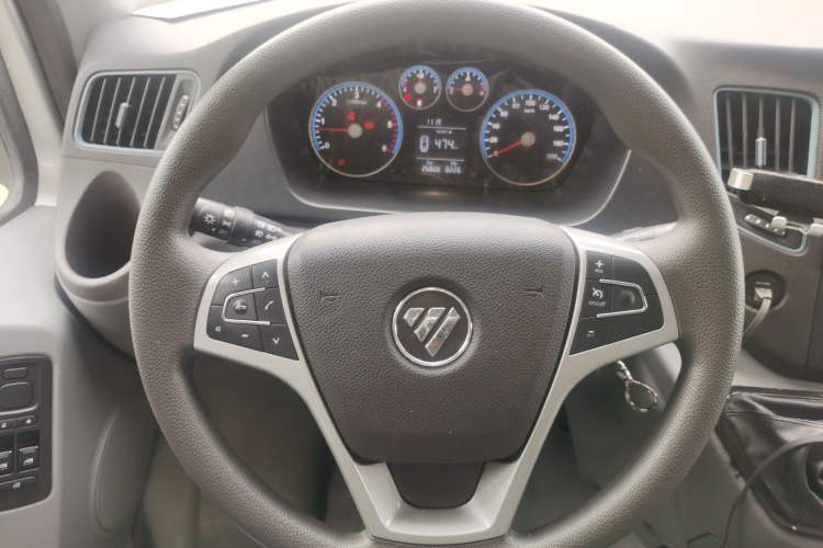 Used Foton Toano 2023 2.0T Manual Urban Version Short Wheelbase Low Roof with Single Rear Tire Available in 5/6/9-Seater Configurations
