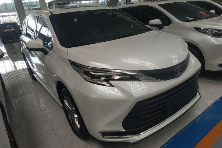 Used Toyota SIENNA 2024 2.5L Hybrid Comfort Edition Front Right 45 Deg