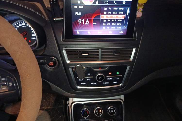 Used Bestune X40 2019 1.6L Automatic Luxury Edition China VI Audio And AC Panel