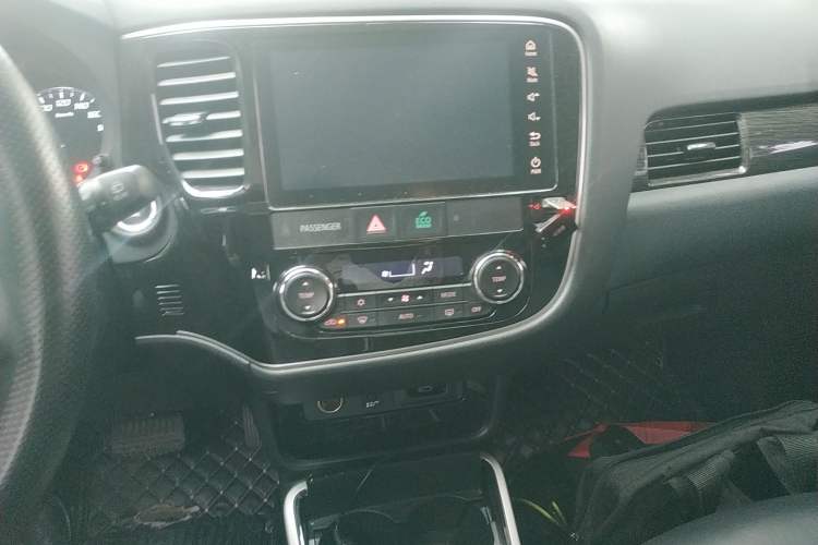 Used Mitsubishi Outlander 2019 2.4L 4x4 Zhi Xiang Edition 7 Seats China VI Standard