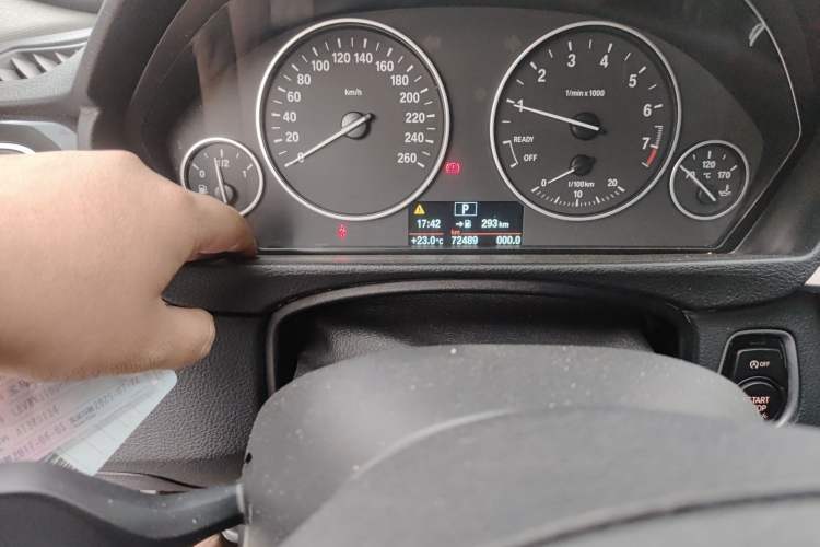 Used BMW 3 Series 2017 320Li Fashion Model Odometer Close Up