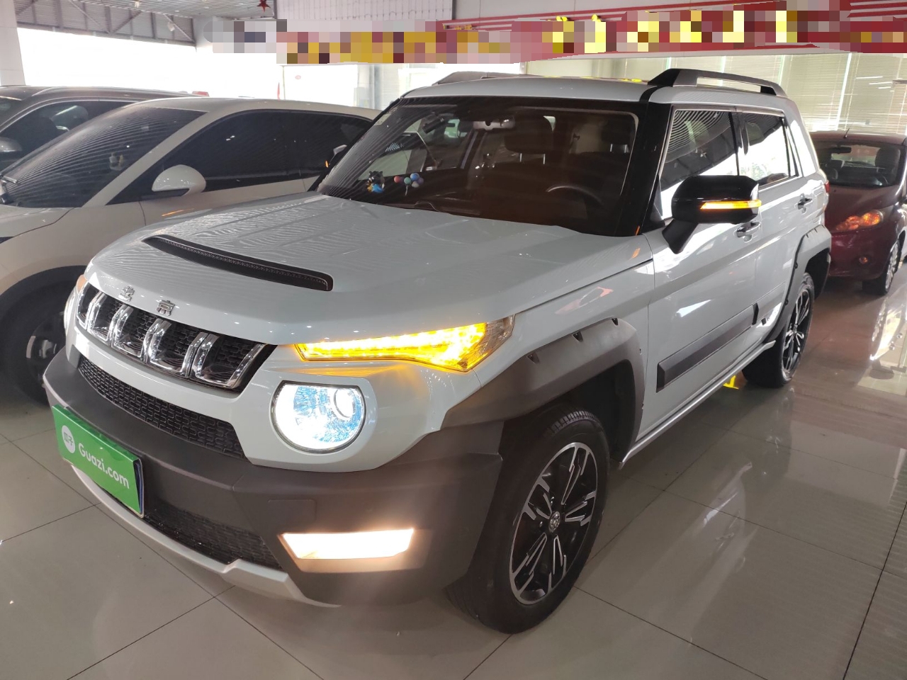 تحت مقدمة السيارة