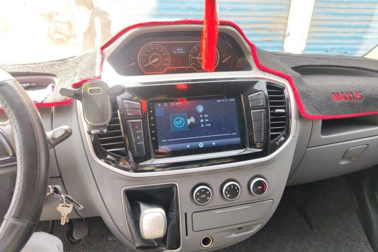 Used SAIC MAXUS Xintu V80 2018 2.5T 6-Speed Manual Aoyuntong Short Wheelbase Mid-Height 5-6 Seater