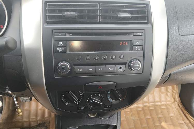 Used Nissan Livina 2013 1.6XE Manual Comfort Edition
