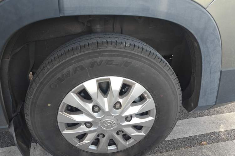 Used SAIC MAXUS Xintu V90 2022 2.0T AMT Yunjie Front-Wheel-Drive Short Wheelbase Mid-Roof Design with Single Rear Tire and 6 Seats