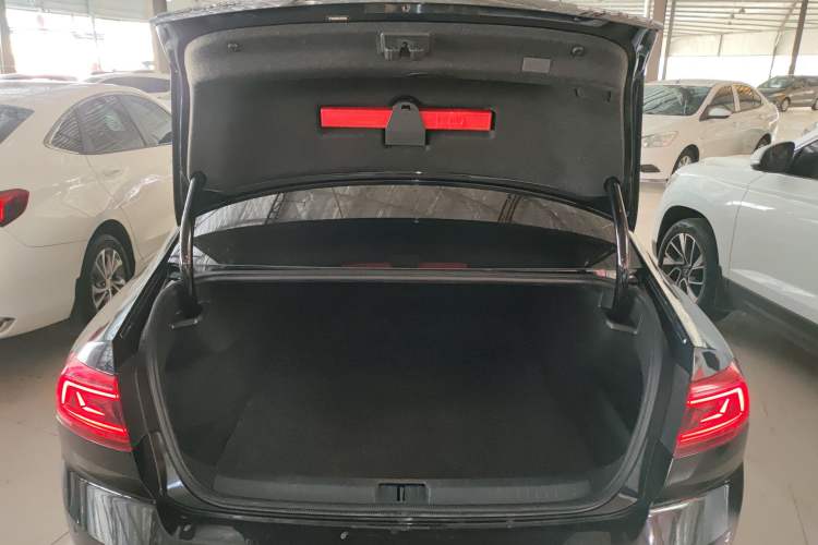 Used Volkswagen Magotan 2020 280TSI DSG Comfort Edition Trunk