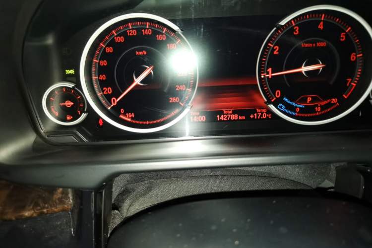 Used BMW X5 2018 xDrive28i Odometer Close Up