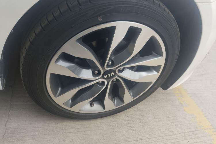Used Kia K5 2015 2.0L Automatic LUX Right Front Wheel Hub