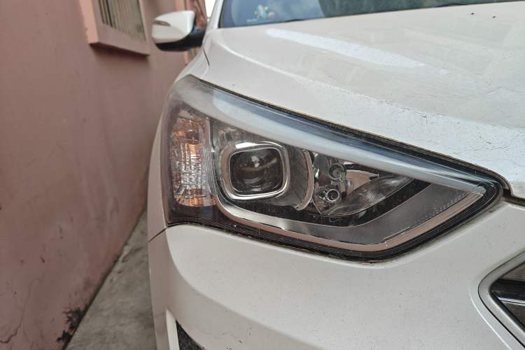 Used Hyundai Santa Fe 2015 2.0T Automatic Two-Wheel Drive Smart Version 5 Seats Right Front Headlight