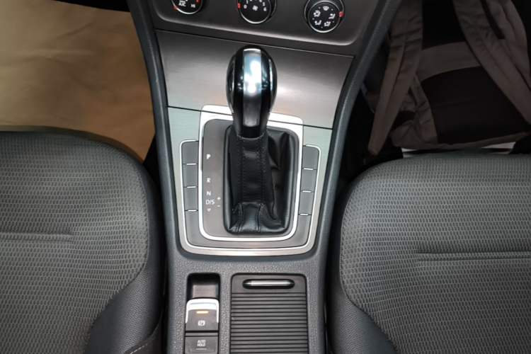 Used Volkswagen Golf 2017 1.6L Automatic Comfort Million-Vehicle Anniversary Edition Gear Lever