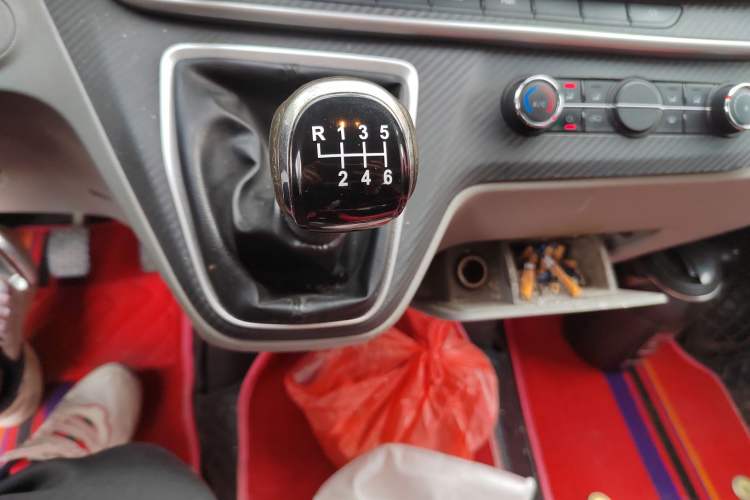 Used SAIC MAXUS Xintu V90 2020 2.0T Manual Yunjie Version Front-Wheel Drive with Single Rear Tire Short Wheelbase Mid-Height Design 6-Seater
