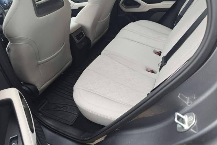 Used BYD Yuan UP 2025 Intelligent Driving Version 401 KM Dynamic Edition Left Rear Seat