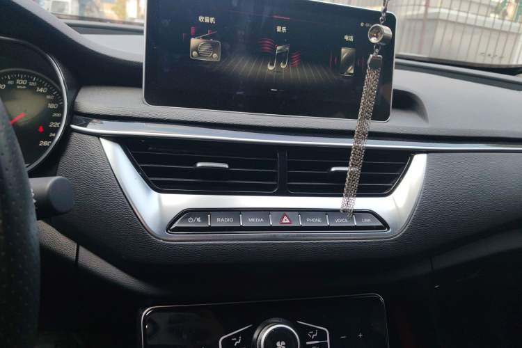 Used Hongqi H5 2022 Classic Model Facelift 1.5T DCT Qiyun Edition Audio And AC Panel