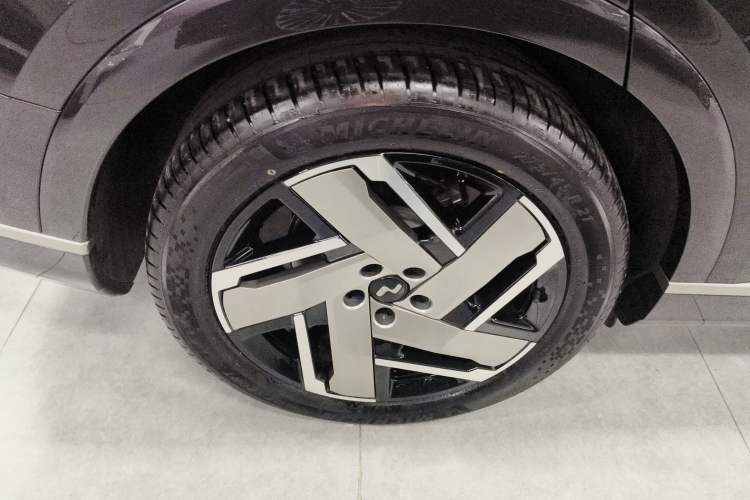 Used ONVO Luxeed L90 2025 Model—Ultra Six-Seater Version Exterior 5