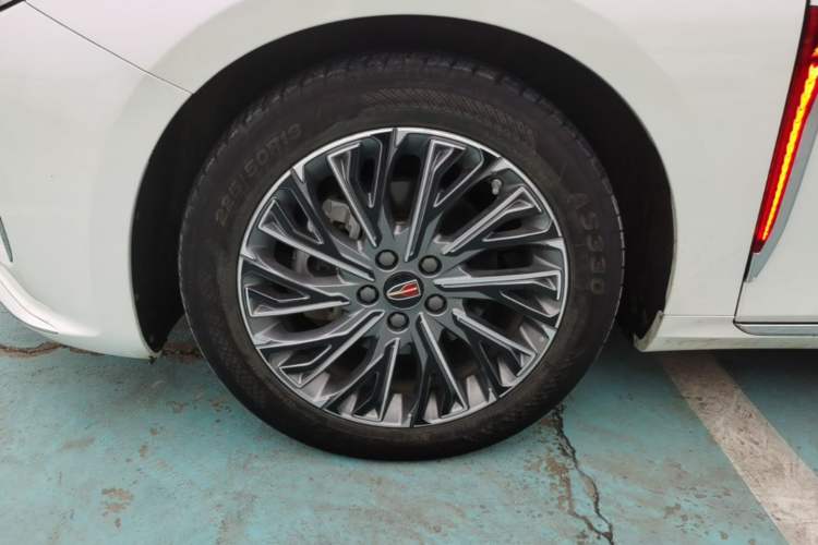 Used Hongqi H5 2023 2.0T Automatic Smart Connect Flagship Edition Left Front Wheel Hub