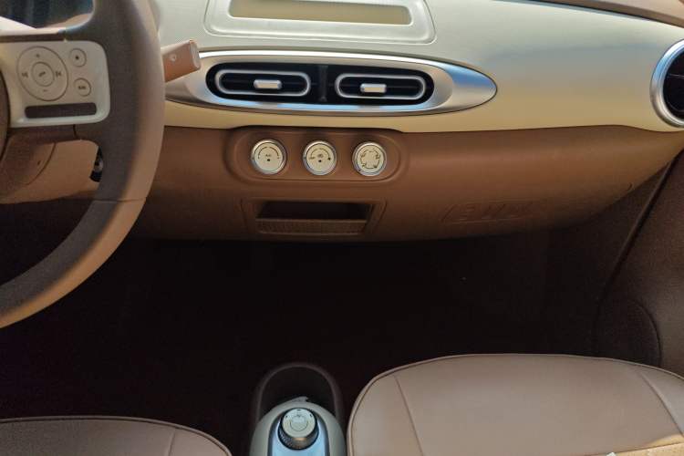 Used Wuling Hongguang MINIEV 2025 Four-Door Version Advanced Edition Audio And AC Panel