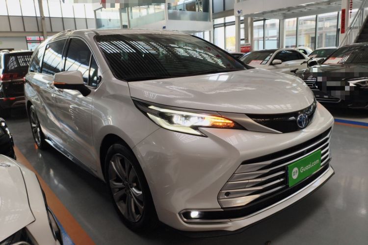 Used Toyota SIENNA 2023 2.5L Hybrid Platinum Edition Front Right 45 Deg