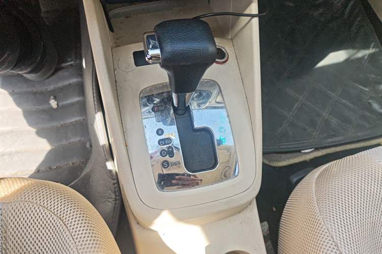 Used Volkswagen Bora 2012 1.6L Automatic Fashion Edition Gear Lever