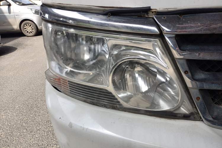Used Jinbei Hiace 2011 2.0L 5th Generation Kuaiyunwang Standard Version 4G20B Right Front Headlight