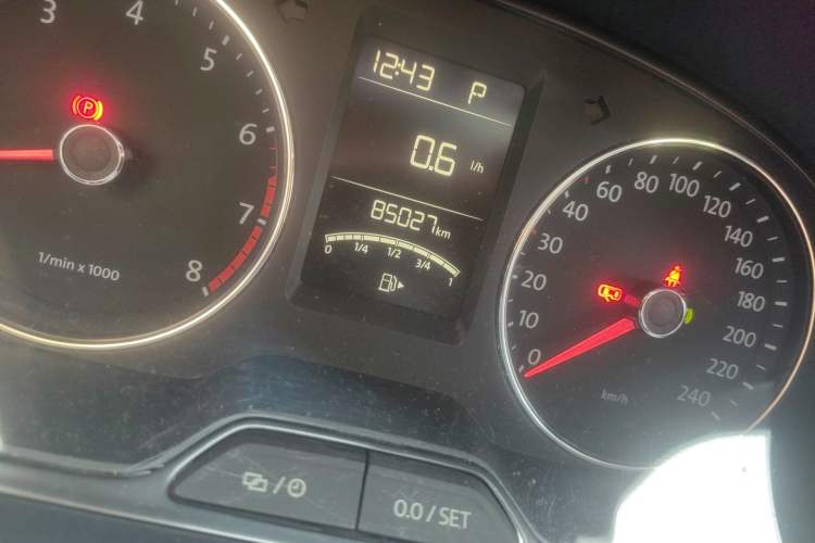 Used Volkswagen Gran Lavida 2013 1.4 TSI Automatic Comfort Model Odometer Close Up