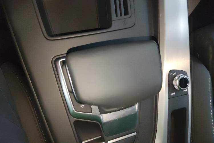 Used Audi A4L 2023 40 TFSI Luxury Dynamic Model Gear Lever