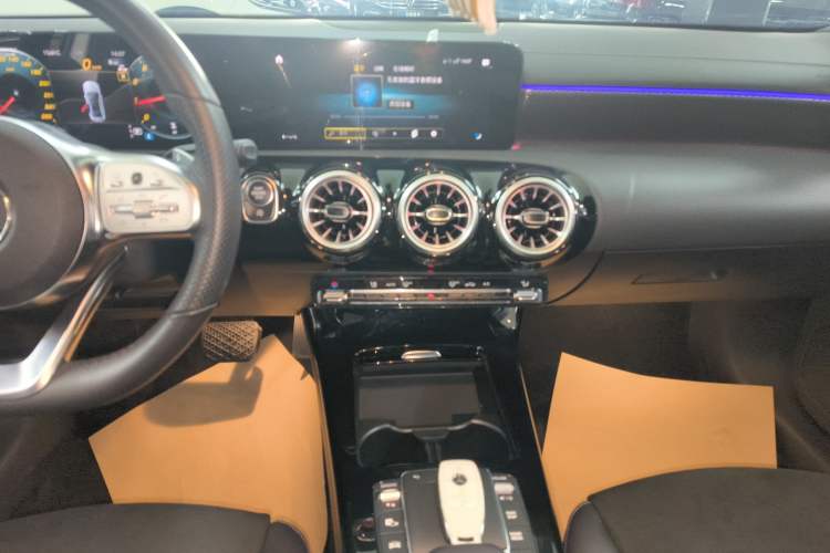 Used Mercedes-Benz A-Class 2022 Revised Version A 200 L Sport Sedan Fashionable Style
