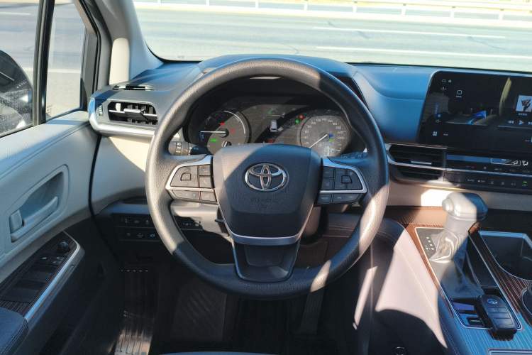 Used Toyota Granvia 2023 2.5L Hybrid Luxury Edition