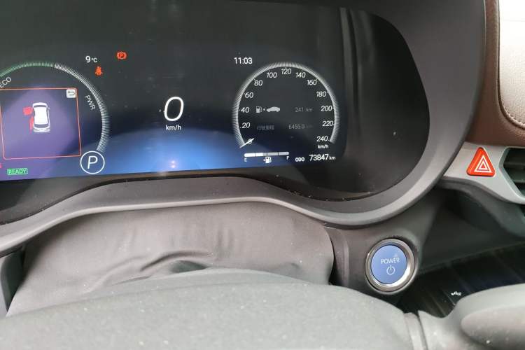 Used Toyota SIENNA 2021 2.5L Hybrid Platinum Edition Odometer Close Up