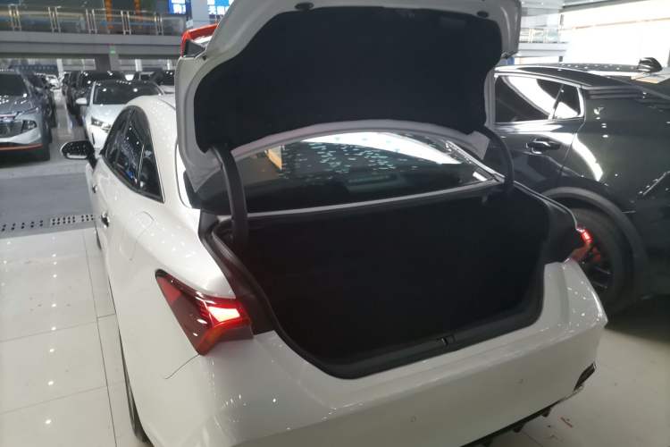 Used Toyota Avalon 2019 2.5L Ambition Version China VI Standard Trunk