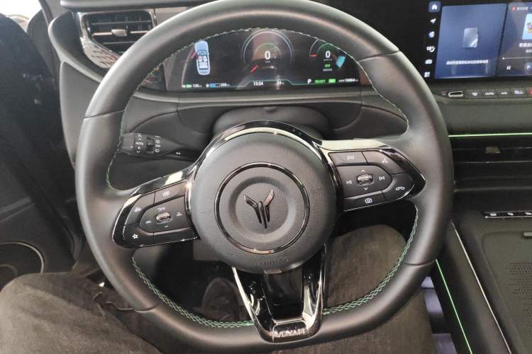 Used VOYAH FREE 2025 318 259 km All-Wheel-Drive Exploration Edition
