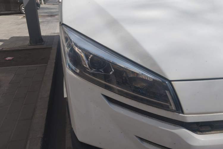 Used Iveco Daily 2023 2.5T A35M1 Short Wheelbase Low-Roof Single-Tire Side-Sliding Door 5-9 Seater
